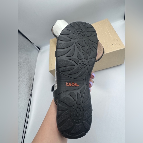 NEW NIB Taos Award Sandals Leather Black Cool Recovery Foam Studded Design - Picture 5 of 7